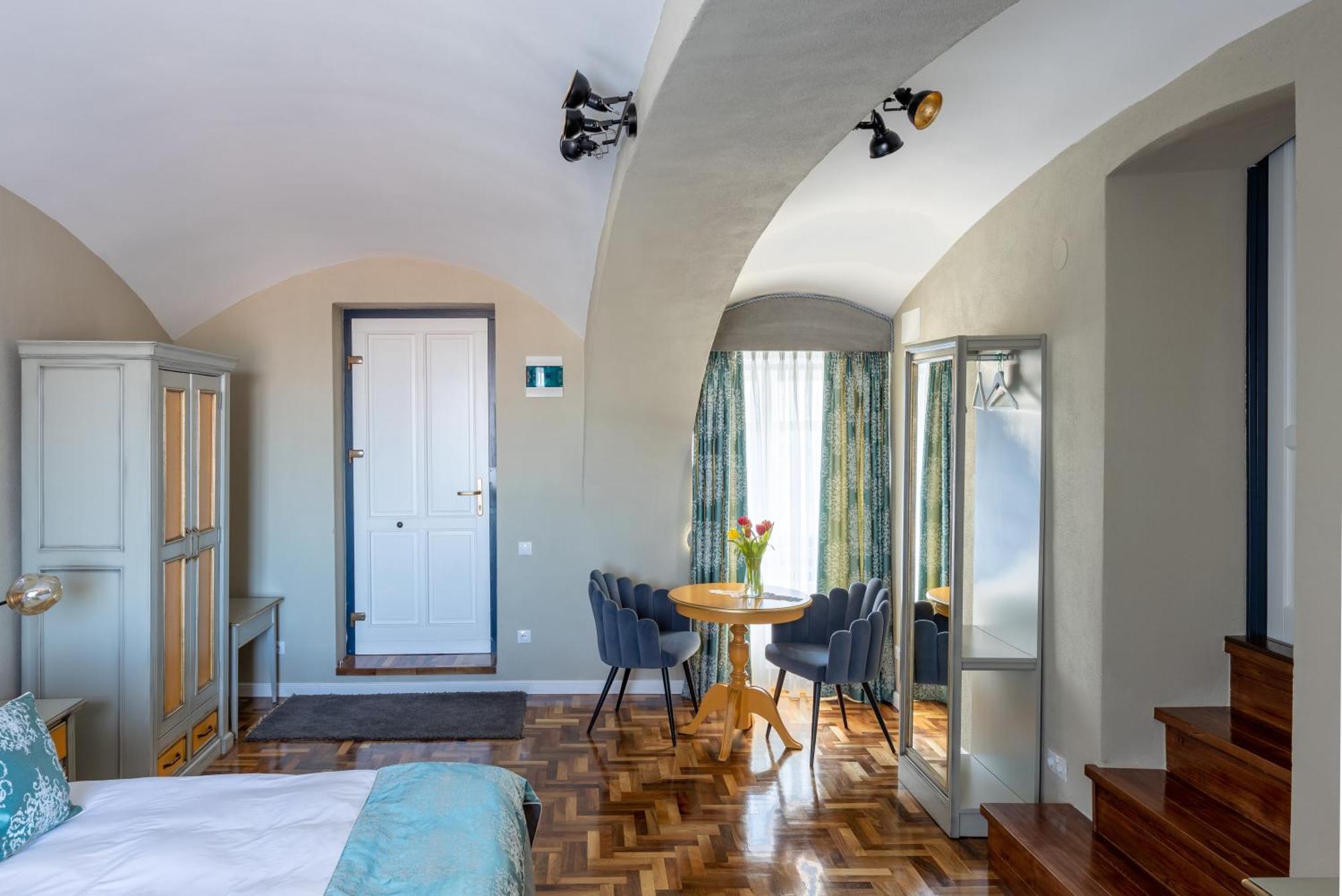 Magister Seven Bed & Breakfast Sibiu Bagian luar foto